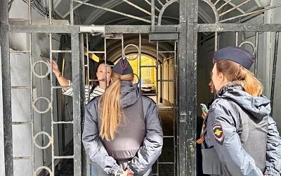Жителей Невского закрыли во дворах на время шествия
