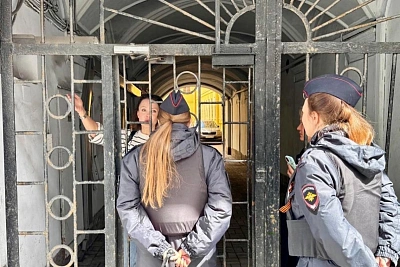 Жителей Невского закрыли во дворах на время шествия