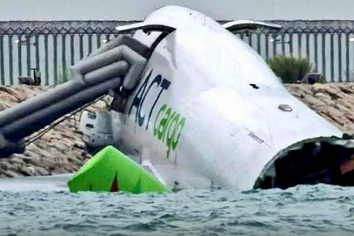 Грузовой самолёт Emirates выкатился за пределы полосы в Гонконге и упал в море