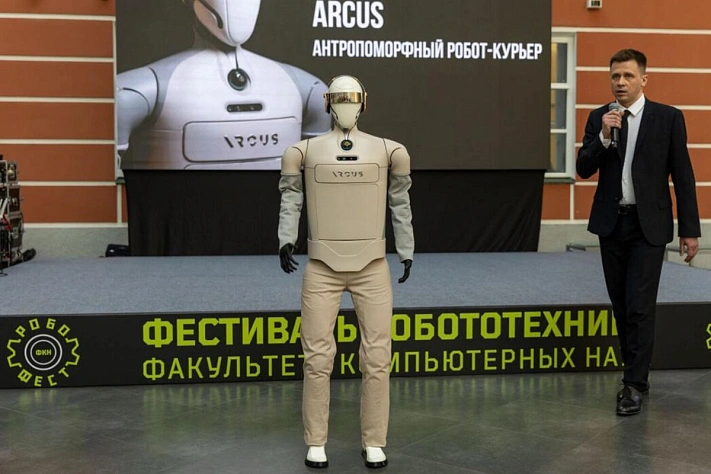В России представили человекоподобного робота-курьера «Аркус»