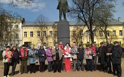 В России преследуют жителей за цветы к памятнику Ленина