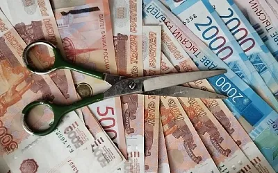 Каждая шестая российская компания готова урезать зарплаты