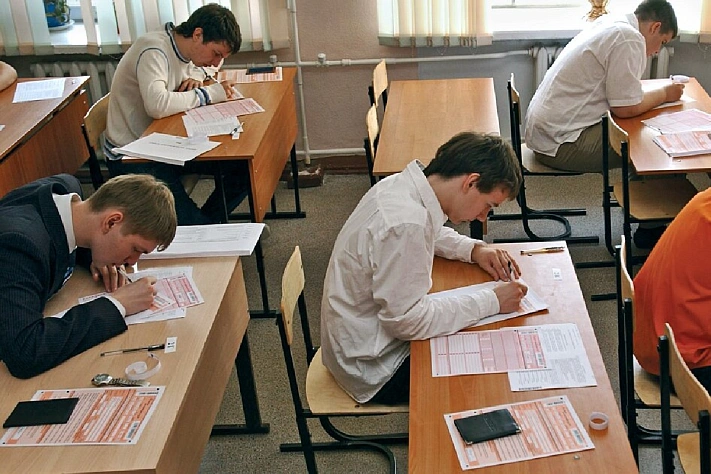 Минпросвещения установило минимальные баллы ЕГЭ для поступления в вузы и колледжи