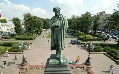 Москвичам предстоит решить, переносить ли памятник Пушкину
