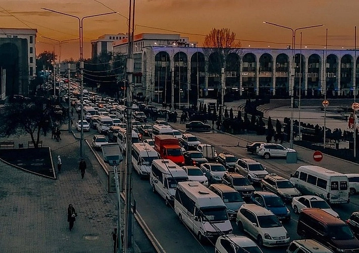 В Бишкеке чиновников обязали пользоваться общественным транспортом