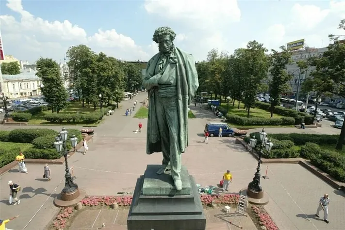 Москвичам предстоит решить, переносить ли памятник Пушкину