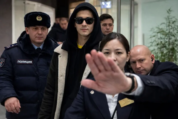 Сабуров вернулся домой и закрылся от камер