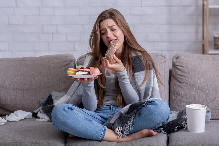 Как стресс заставляет переедать, и что с этим делать
