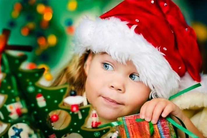 Дети попросили у ИИ-Деда Мороза 100 кг пельменей и 10 кг золота