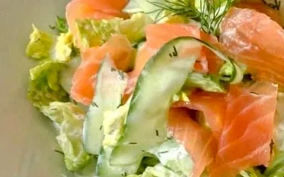 Легкий салат с копчёным лососем и огурцом