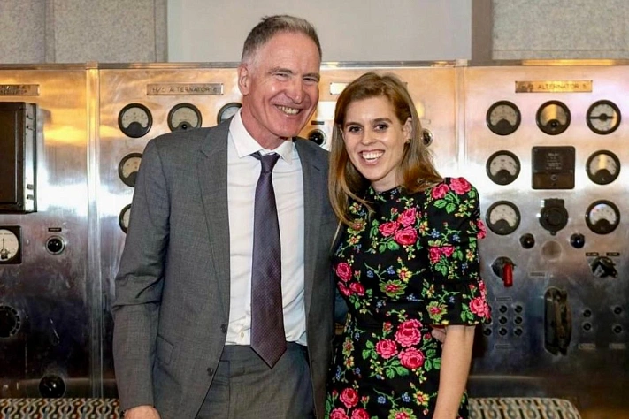 Принцесса Беатрис в платье а‑ля павлопосадский платок