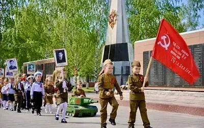 Детские мини-парады снова вышли на майские