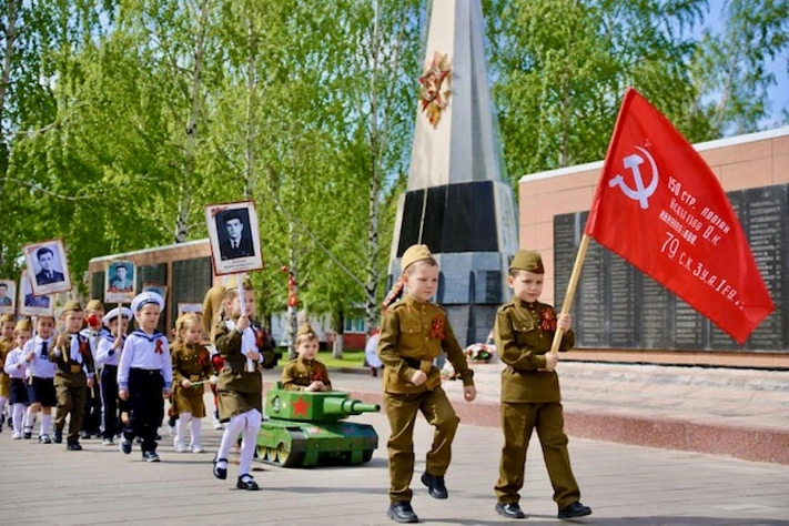Детские мини-парады снова вышли на майские