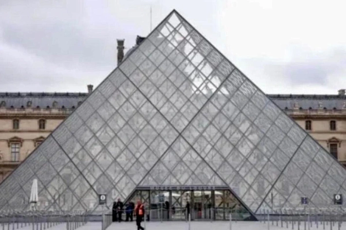 Протечка в Лувре повредила сотни книг египтологов