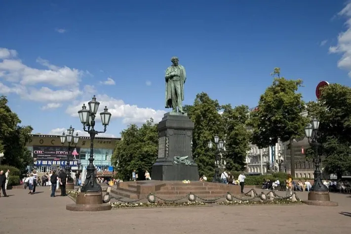 Москвичи проголосовали против переноса памятника Пушкину