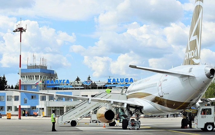 В аэропорту Калуги самолёт при посадке сошёл с полосы