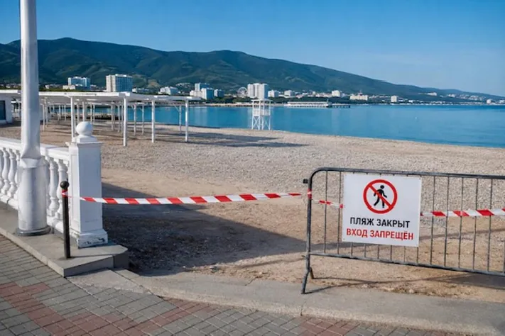 В Геленджике временно закрывали пляжи из-за БПЛА