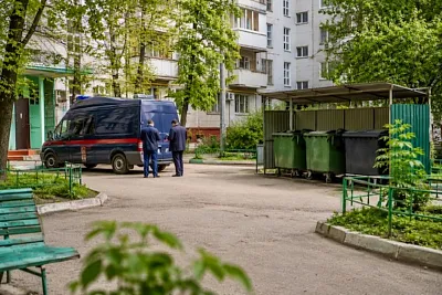 новорождённого нашли в баке у дома