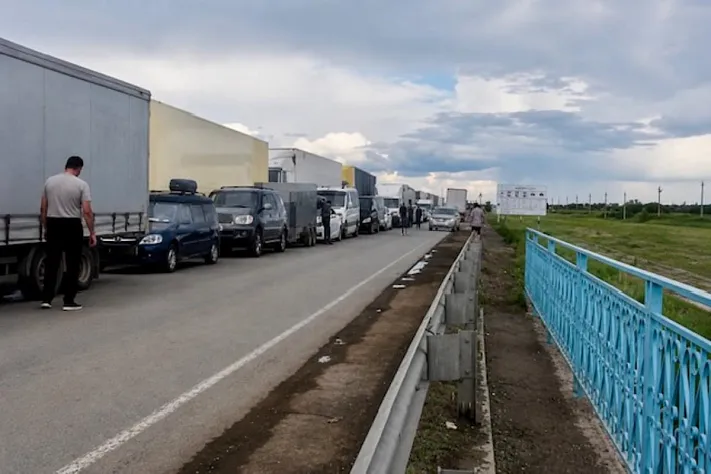 Очередь на границе Казахстана и России растянулась на несколько суток