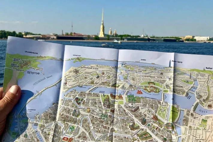 Туристам в Петербурге начнут выдавать бумажные карты