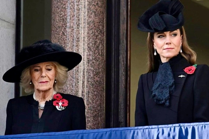 Принцесса Кэтрин и королева Камилла на балконе у Кенотафа