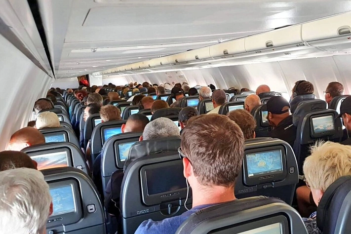 «Боинг» совершил экстренную посадку в Красноярске из-за военного, собравшегося покинуть лайнер на полпути