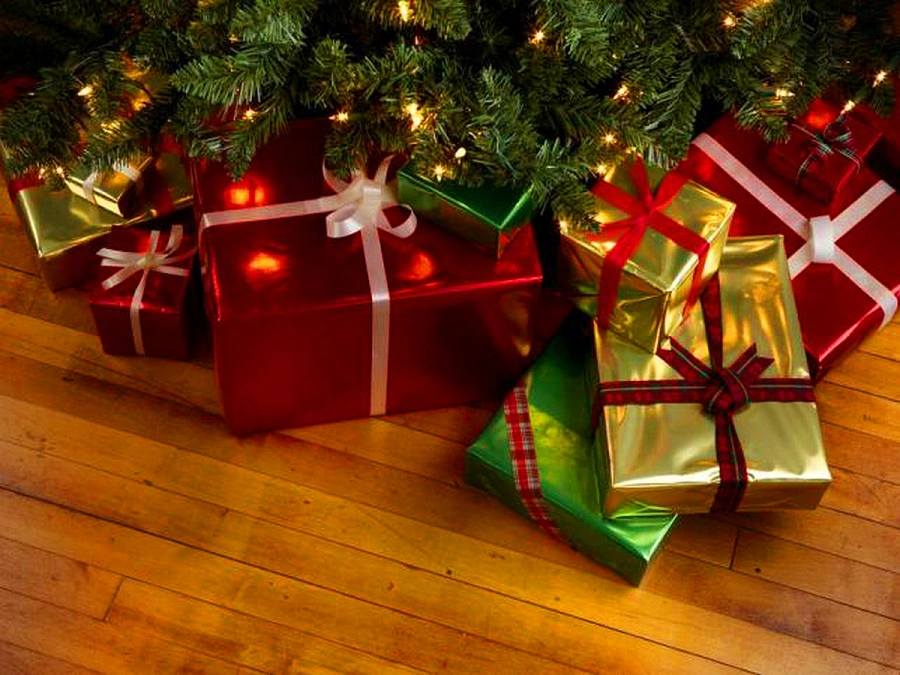 Подарки для елки. Новогодняя елка с подарками. Подарочные коробки под елку. Коробки с подарками под елку. Как получить новый подарок