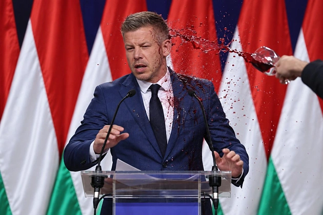 Петера Мадьяра облили вином на фестивале в Сексарде