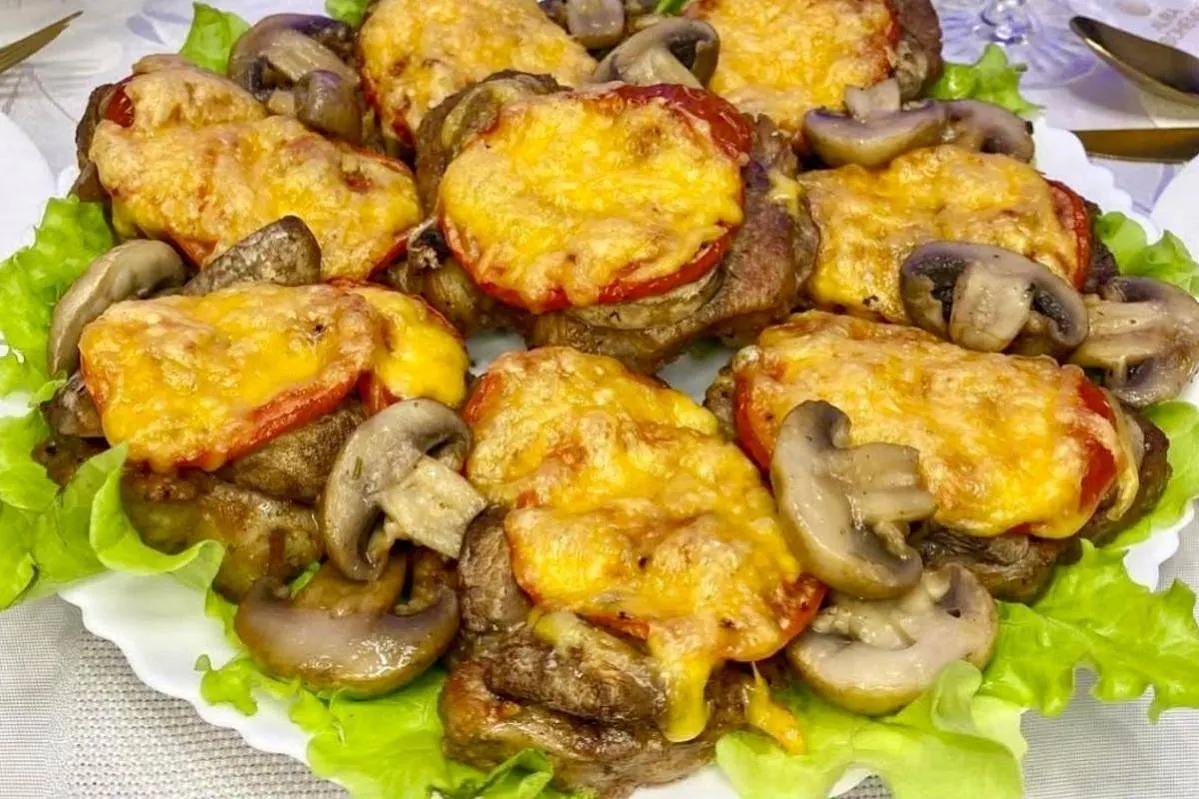 Мясо с грибами и помидорами в духовке: сочное, ароматное и простое блюдо