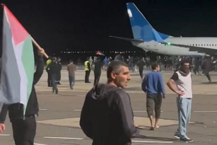 Минувшим вечером толпа местных жителей ворвалась в аэропорт Дагестана 