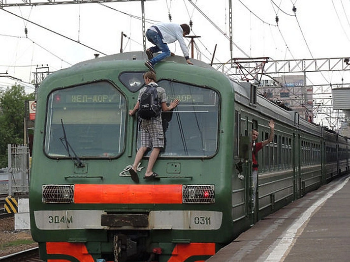 Мёртвого подростка нашли на крыше подмосковной электрички