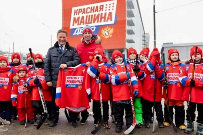 Маер поддержал проект «Красная машина ДВОР»