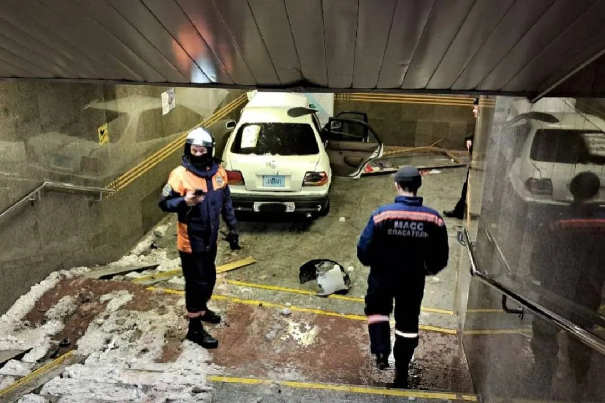 Автомобиль влетел в вестибюль станции метро «Золотая Нива» в Новосибирске