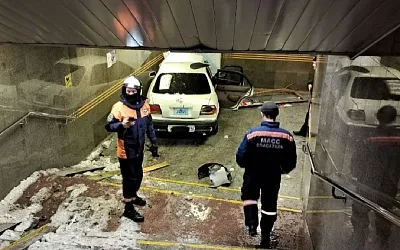 Автомобиль влетел в вестибюль станции метро «Золотая Нива» в Новосибирске