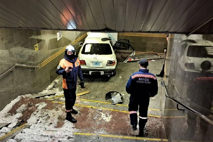 Автомобиль влетел в вестибюль станции метро «Золотая Нива» в Новосибирске