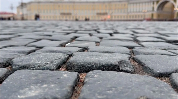Туристы разбирают брусчатку в Петербурге на сувениры