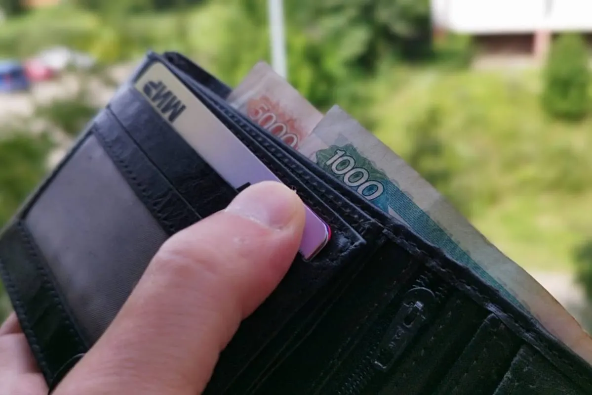 Почти 40% россиян никогда не выходят из дома без бумажных денег