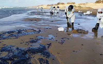 Около 2,4 тыс. тонн мазута попало в Чёрное море после крушения танкеров