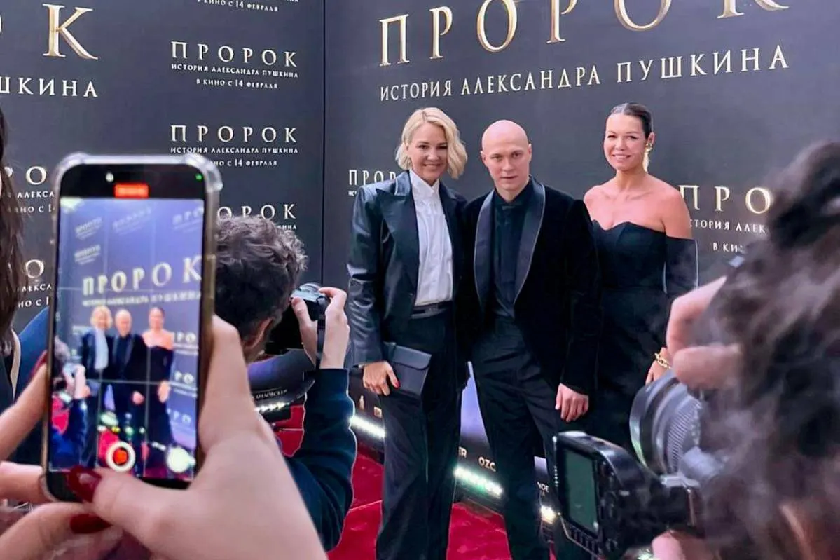 Юра Борисов на премьере «Пророка»: актёр блистает на красной дорожке в Михайловском театре