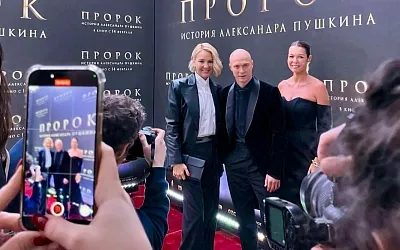 Юра Борисов на премьере «Пророка»: актёр блистает на красной дорожке в Михайловском театре