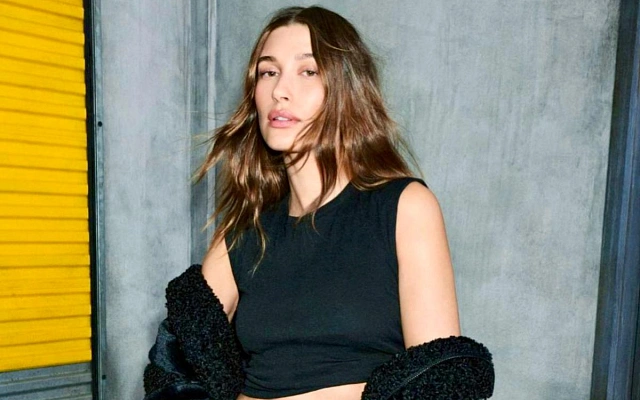 Хейли Бибер — новое лицо DKNY: городская уверенность в кадре Микаэля Янссона