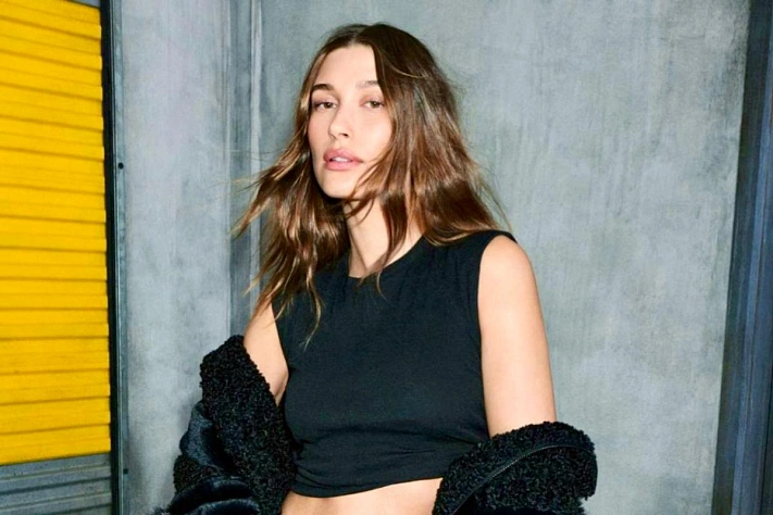 Хейли Бибер — новое лицо DKNY: городская уверенность в кадре Микаэля Янссона