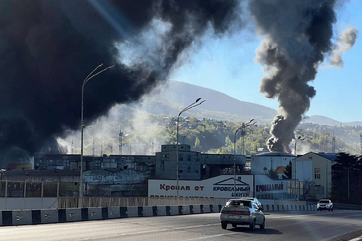 В Туапсе снова горит НПЗ: жителей трёх улиц эвакуируют