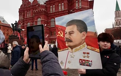 73 года спустя Сталину снова несут цветы