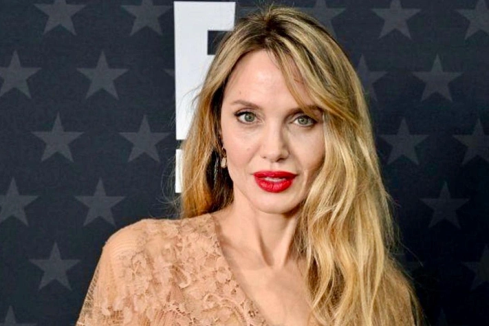 Джоли пришла пешком — и подняла вопросы