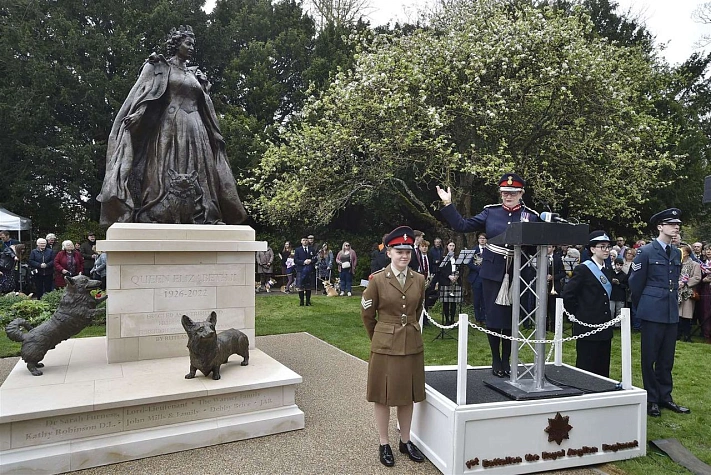 В Британии открыли первый памятник Елизавете II