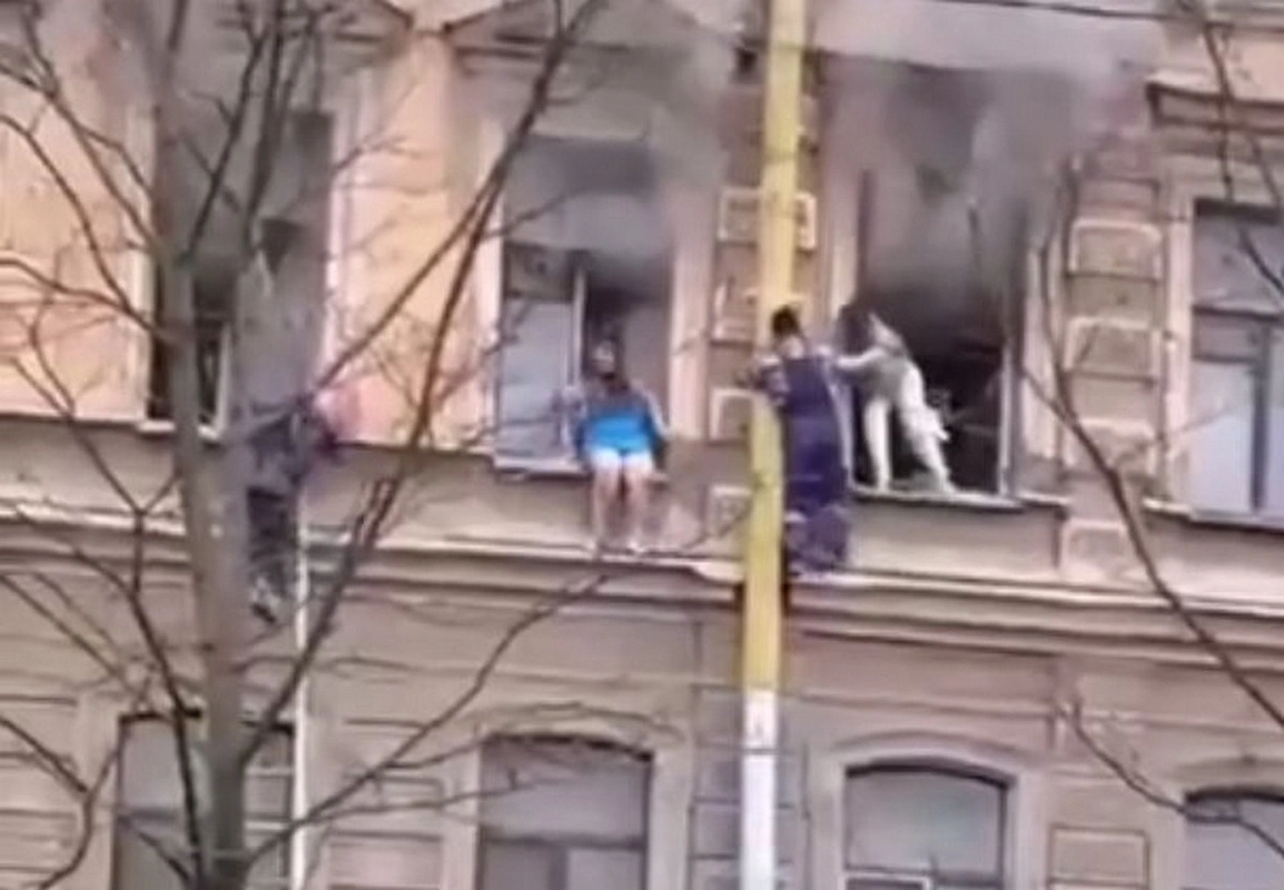 Дворник залез по водостоку на третий этаж, чтобы спасти людей из пожара