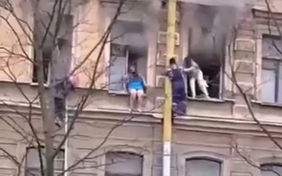 Дворник залез по водостоку на третий этаж, чтобы спасти людей из пожара