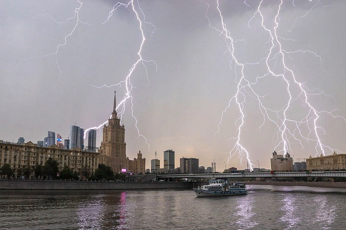 В Москве и Подмосковье на три дня объявлена «грозовая пауза»