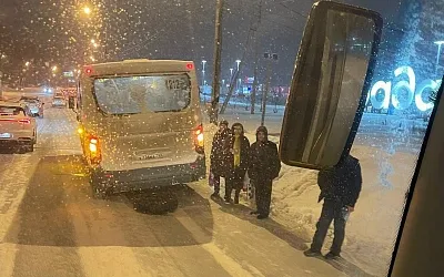 В Подмосковье у маршрутки с пассажирами на ходу отвалились колёса